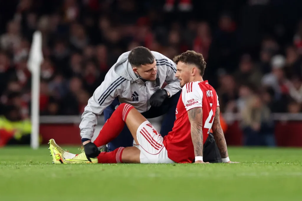 ben-white-arsenal-treated-injury-1045522743_dfb2fa