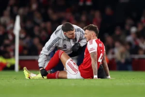 ben-white-arsenal-treated-injury-1045522743_dfb2fa